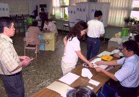 Balloting begins in S. Korea local elections